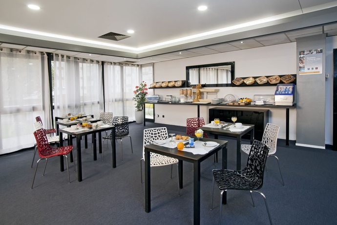 Imagen del bar/restaurante del Hotel B&B Paris Rosny sous Bois. Foto 2