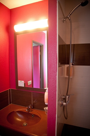 Imagen de la habitación del Hotel B&B Pau Zénith. Foto 10