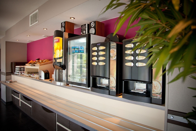 Imagen del bar/restaurante del Hotel B&B Pau Zénith. Foto 5