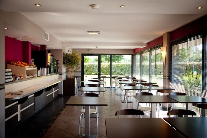 Imagen del bar/restaurante del Hotel B&B Pau Zénith. Foto 7