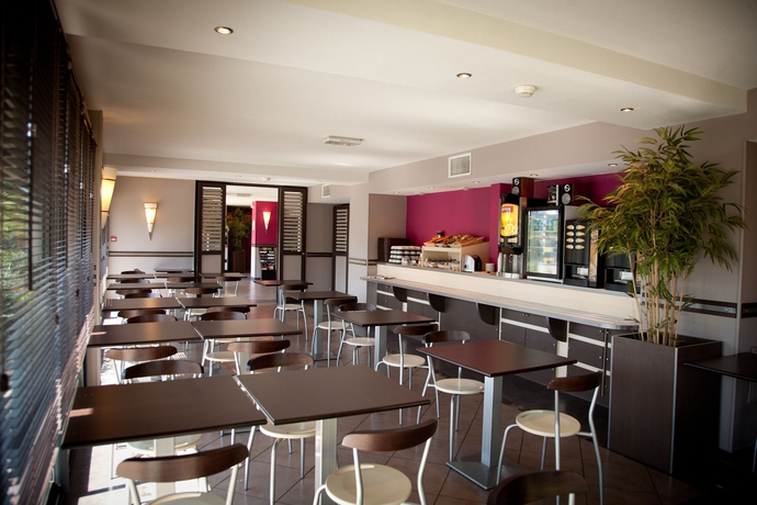 Imagen del bar/restaurante del Hotel B&B Pau Zénith. Foto 9