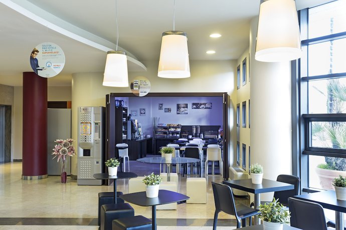 Imagen del bar/restaurante del Hotel B&B Pisa. Foto 2