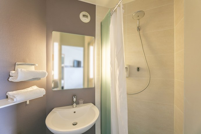 Imagen de la habitación del Hotel B&B Poitiers (1). Foto 16