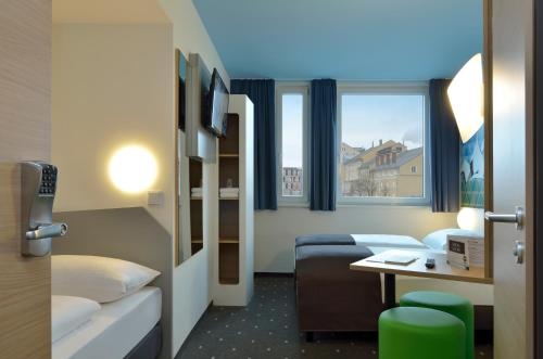 Imagen de la habitación del Hotel B&B Rosenheim. Foto 8