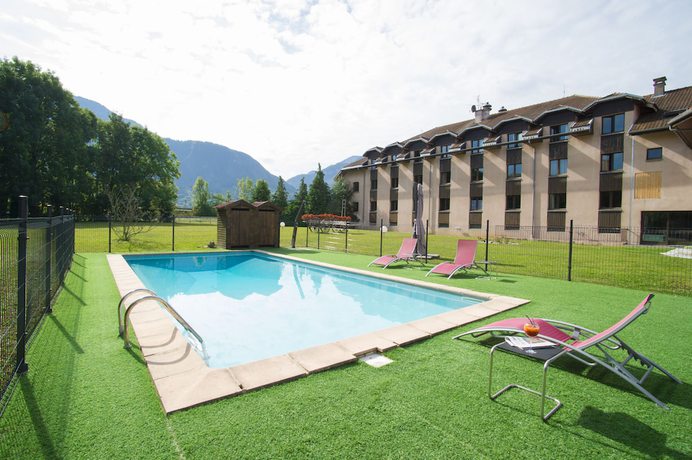 Imagen de la piscina del Hotel B&B Saint Pierre en Faucigny Bonneville. Foto 20