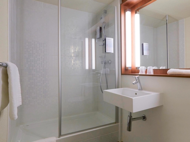 Imagen de la habitación del Hotel B&B Saint Witz Roissy. Foto 3