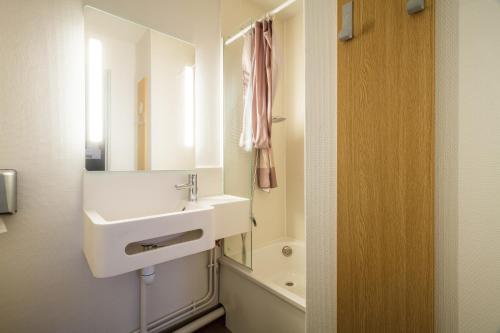 Imagen de la habitación del Hotel B&B Saint-brieuc. Foto 5