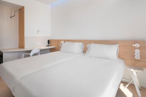 Imagen de la habitación del Hotel B&B Santiago Milladoiro. Foto 6