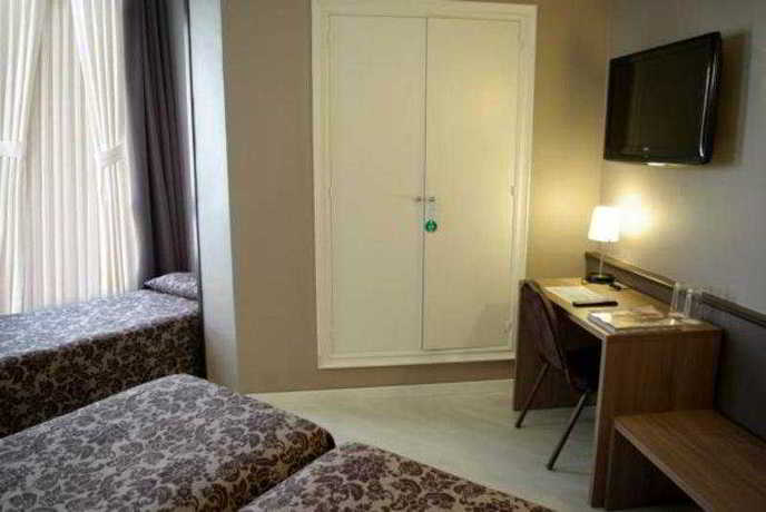 Imagen de la habitación del Hotel B&B Tarragona Centro Urbis. Foto 8