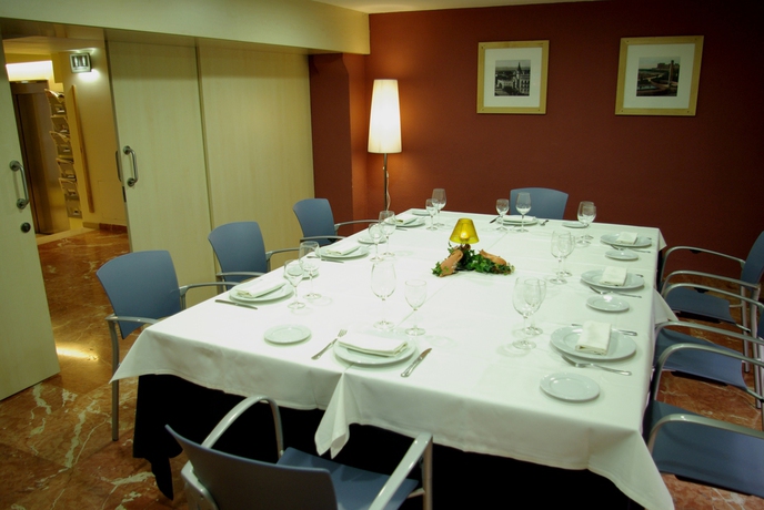 Imagen del bar/restaurante del Hotel B&B Tarragona Centro Urbis. Foto 4