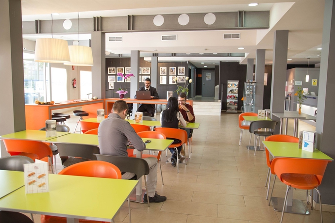 Imagen del bar/restaurante del Hotel B&B Valencia Aeropuerto. Foto 3