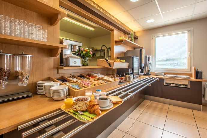 Imagen del bar/restaurante del Hotel B&B Vannes Ouest Golfe du Morbihan. Foto 4