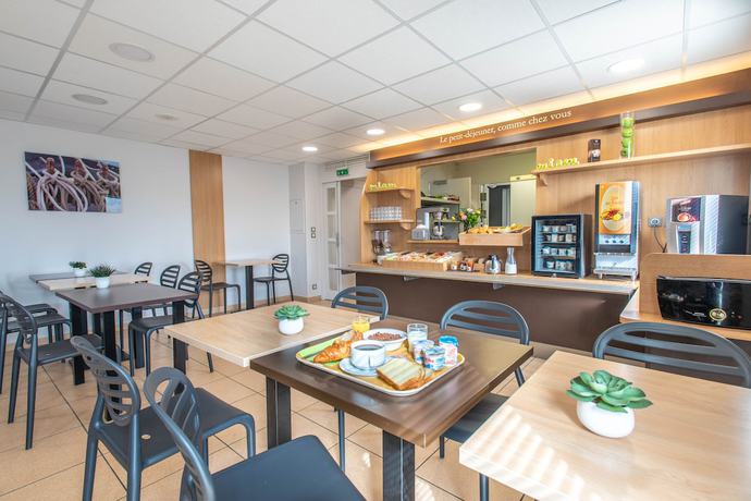 Imagen del bar/restaurante del Hotel B&B Vannes Ouest Golfe du Morbihan. Foto 5