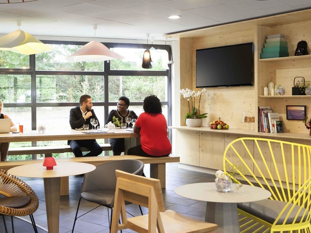 Imagen del bar/restaurante del Hotel B&B Vélizy Est. Foto 8