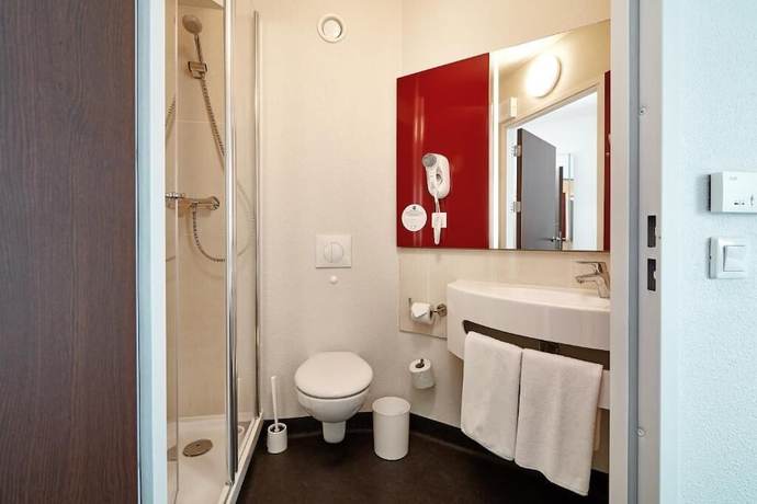 Imagen de la habitación del Hotel B&B Warszawa-Okęcie. Foto 14