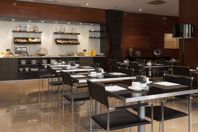 Imagen del bar/restaurante del Hotel B&B Zaragoza Los Enlaces Estación. Foto 4