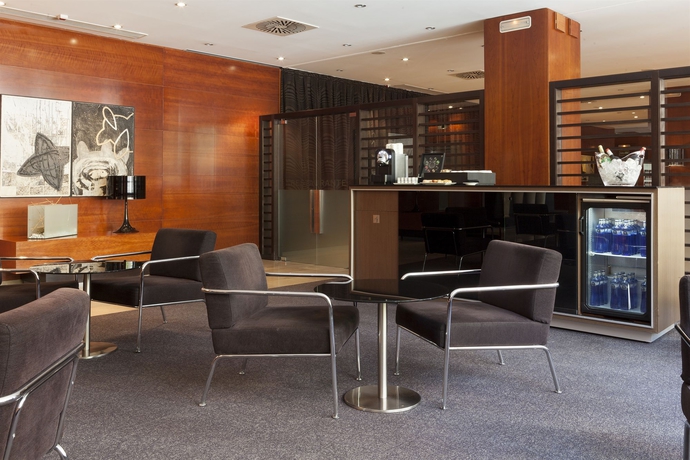 Imagen del bar/restaurante del Hotel B&B Zaragoza Los Enlaces Estación. Foto 5