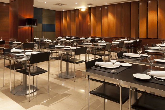 Imagen del bar/restaurante del Hotel B&B Zaragoza Los Enlaces Estación. Foto 6