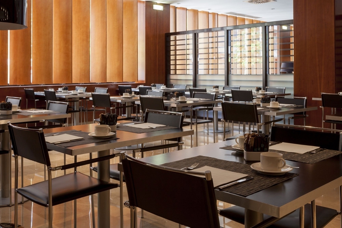 Imagen del bar/restaurante del Hotel B&B Zaragoza Los Enlaces Estación. Foto 7