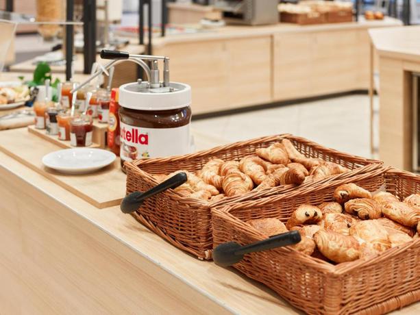 Imagen del bar/restaurante del Hotel B&B pr&egrave;s de Disneyland Paris. Foto 5