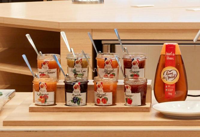 Imagen del bar/restaurante del Hotel B&B pr&egrave;s de Disneyland Paris. Foto 8