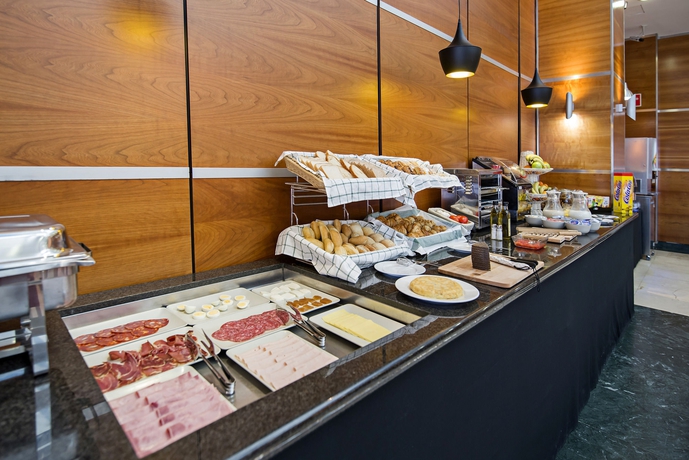 Imagen del bar/restaurante del Hotel B&B Madrid Aeropuerto T4. Foto 3