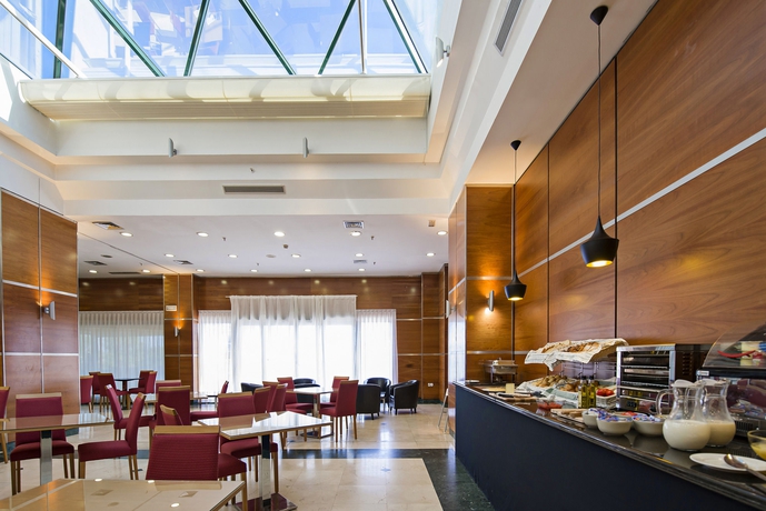 Imagen del bar/restaurante del Hotel B&B Madrid Aeropuerto T4. Foto 4