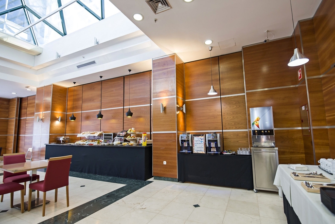 Imagen del bar/restaurante del Hotel B&B Madrid Aeropuerto T4. Foto 6