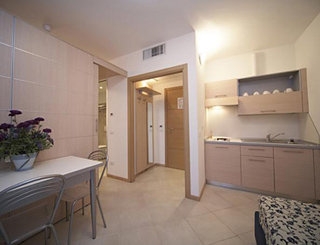 Imagen de la habitación del Hotel B&H Residence Paradiso. Foto 5