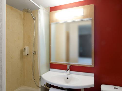 Imagen de la habitación del Hotel B&b H&ocirc;tel Quimper Nord Douarnenez. Foto 7