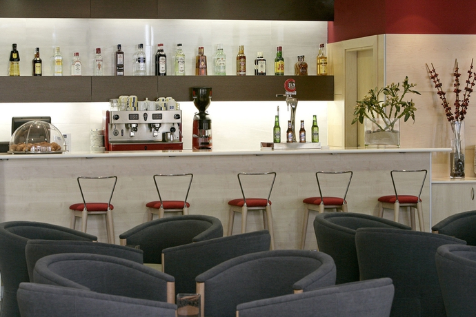 Imagen del bar/restaurante del Hotel B&b Madrid Airport T1 T2 T3. Foto 6