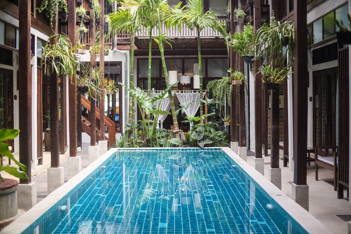 Imagen de la piscina del Hotel Ban Chang Tong. Foto 13