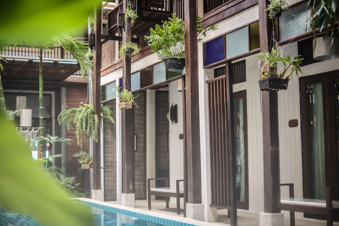 Imagen de la piscina del Hotel Ban Chang Tong. Foto 15