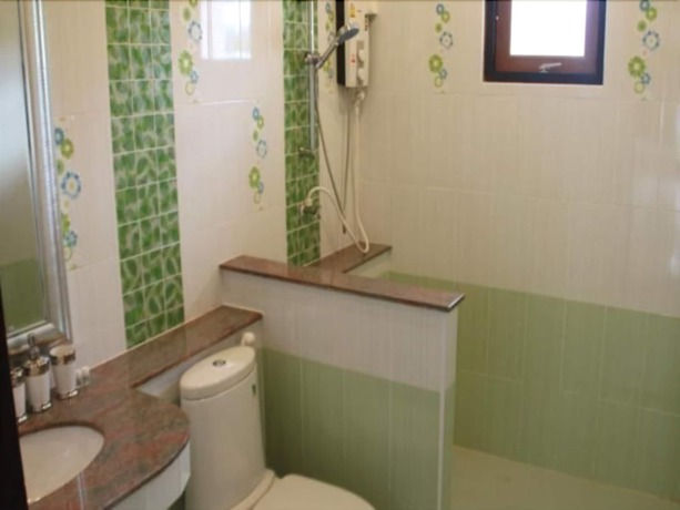 Imagen de la piscina del Hotel Ban Thaithip Resort. Foto 15