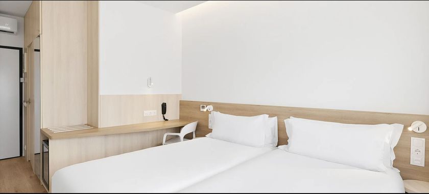 Imagen de la habitación del Hotel BandB A Coru&ntilde;a Aeropuerto. Foto 7