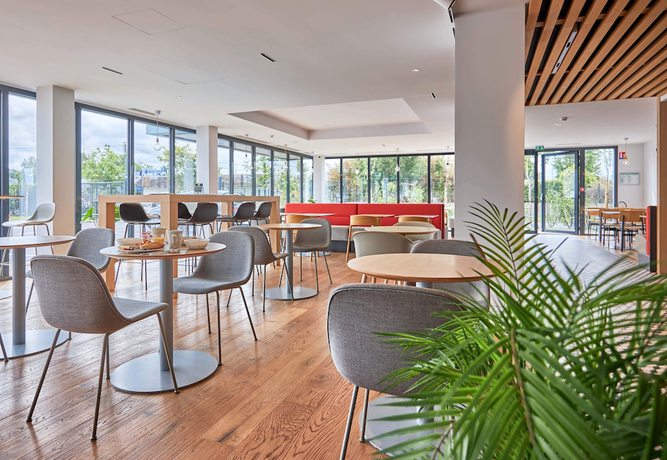 Imagen del bar/restaurante del Hotel BandB HOTEL Deauville-Touques. Foto 11