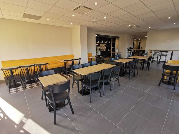 Imagen del bar/restaurante del Hotel BandB HOTEL Saint-Martin-de-Crau Alpilles Camargue. Foto 3