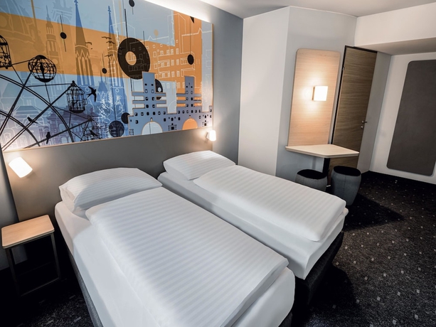 Imagen de la piscina del Hotel BandB Wien-Heiligenstadt. Foto 16