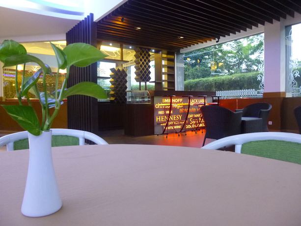 Imagen del bar/restaurante del Hotel Bandara Purigarden Semarang. Foto 3