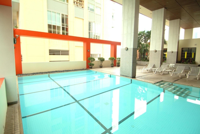 Imagen de la piscina del Hotel Bandara Suites Silom Bangkok. Foto 14