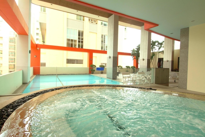 Imagen de la piscina del Hotel Bandara Suites Silom Bangkok. Foto 15