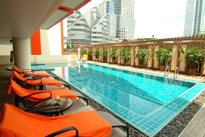 Imagen de la piscina del Hotel Bandara Suites Silom Bangkok. Foto 16