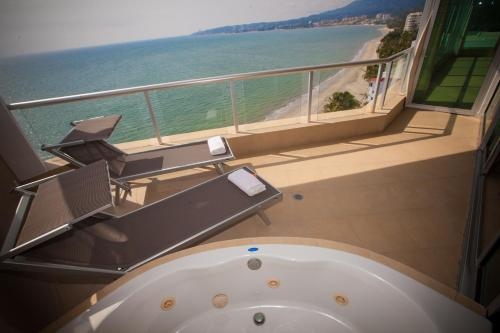 Imagen de la habitación del Hotel Banderas Suites. Foto 6