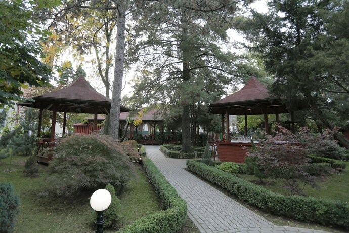 Imagen de los exteriores del Hotel Baneasa Parc. Foto 11