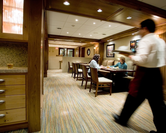 Imagen del bar/restaurante del Hotel Banff Aspen Lodge. Foto 2