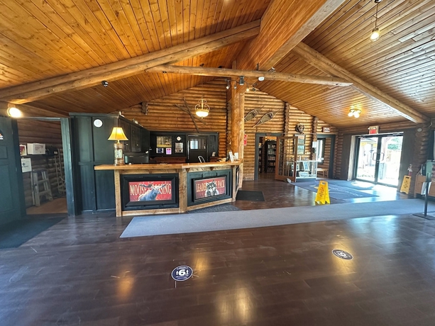 Imagen de los interiores del Hotel Banff Gate Mountain Resort. Foto 16