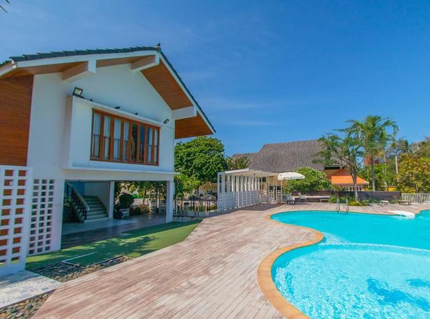 Imagen de la piscina del Hotel Bang Saphan Resort. Foto 17