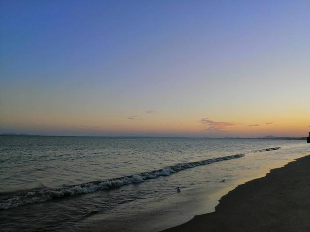 Imagen de los exteriores del Hotel Bang Saphan Resort. Foto 11