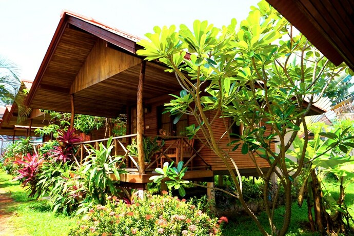 Imagen de los exteriores del Hotel Bangrak Pier Bungalow. Foto 34