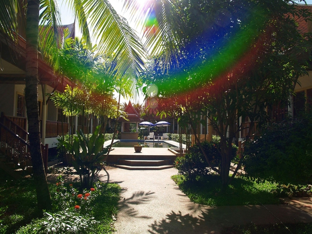 Imagen de los exteriores del Hotel Bangtao Village Resort. Foto 8